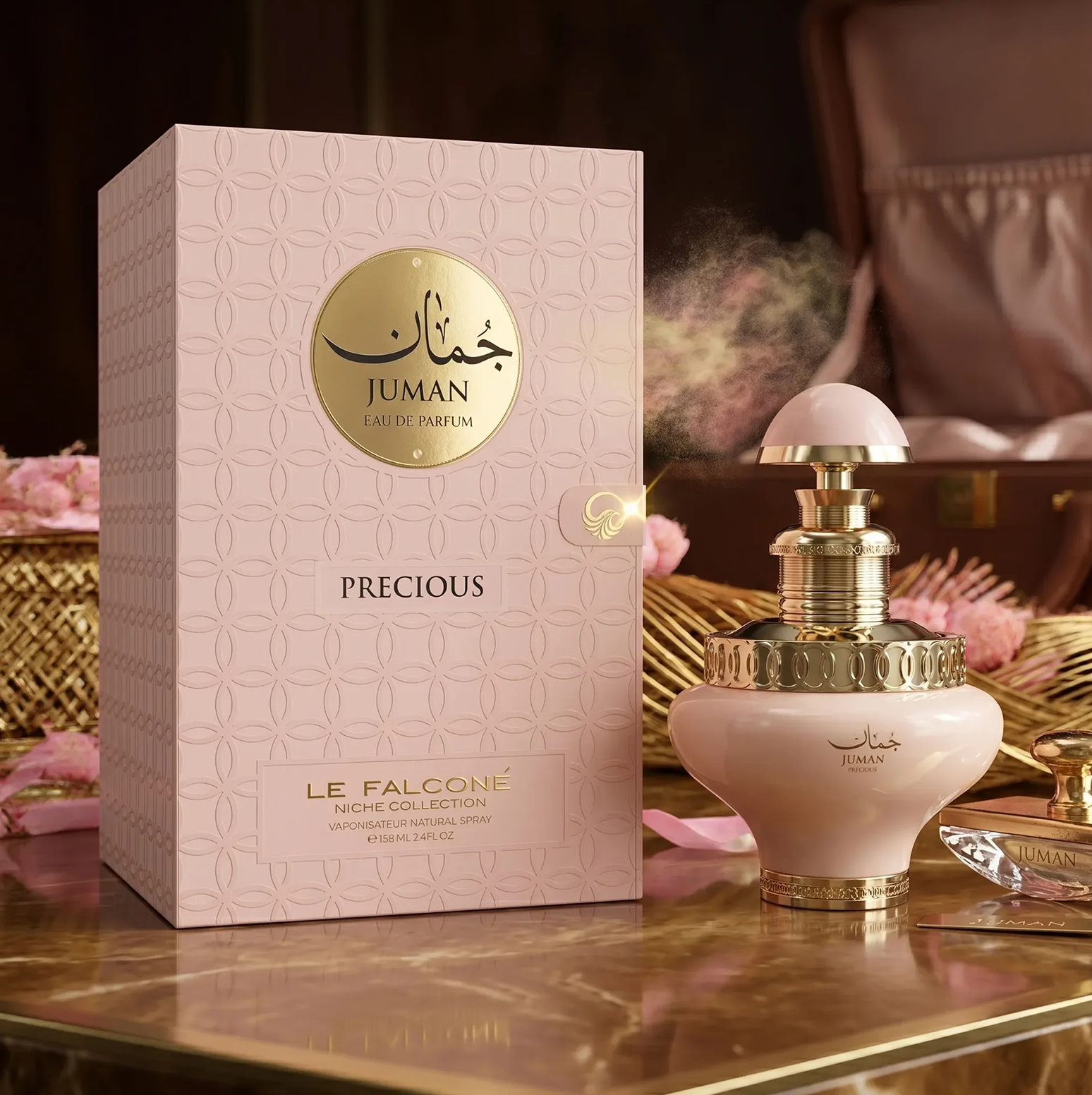 Una lussuosa presentazione del prodotto Juman Precious Eau de Parfum, con il flacone da 100 ml dai toni tenui esposto accanto alla sua scatola regalo ornata e decorata su un'elegante superficie di marmo.