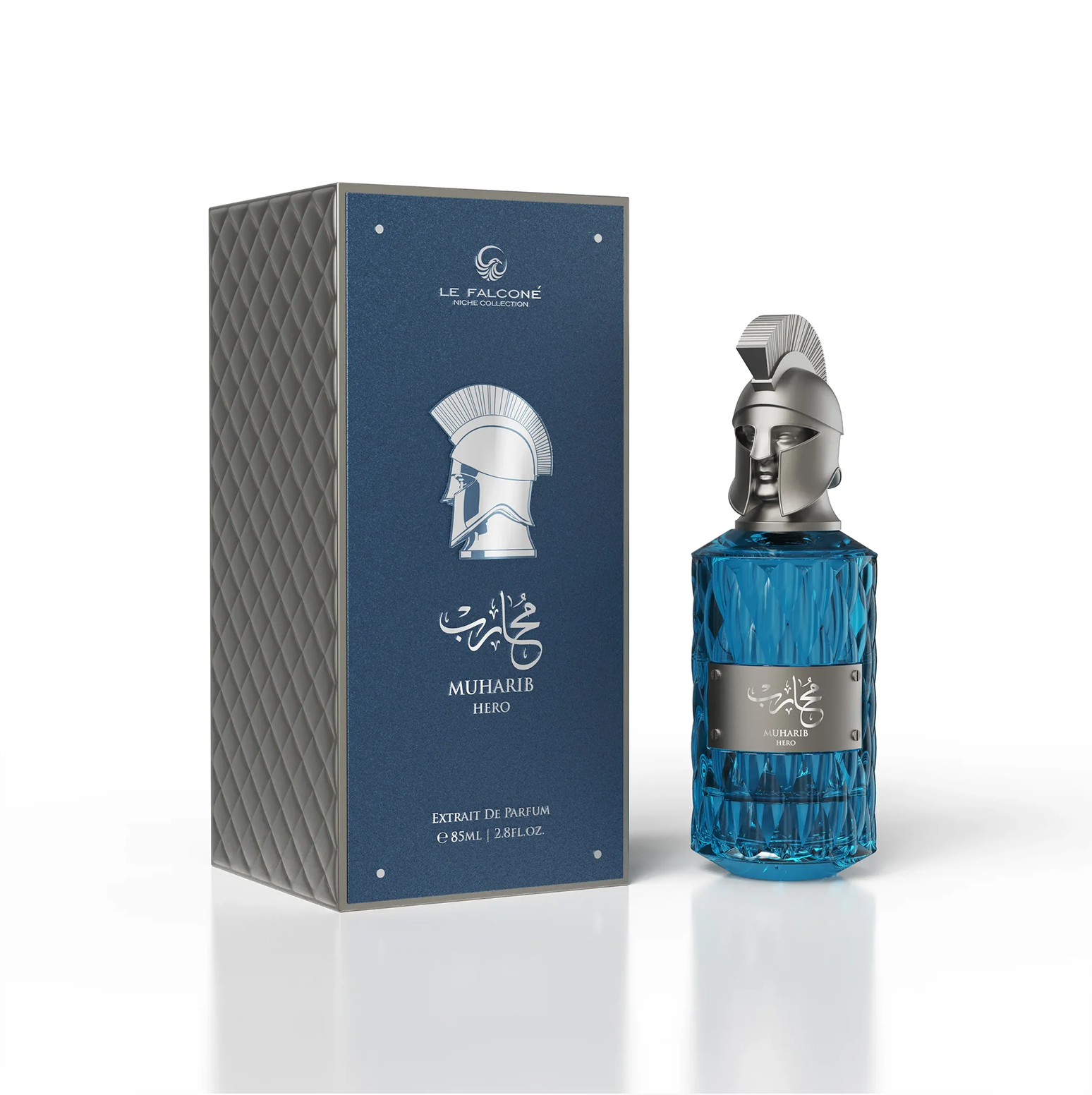 Una presentazione di qualità di Le Falconé Muharib Hero Extrait de Parfum, con il flacone di vetro blu da 85 ml esposto accanto all'elegante confezione regalo blu testurizzata, con l'iconico disegno dell'elmo spartano argentato.