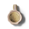 Primo piano del flacone Le Falconé Mirsaal Passion 100ml con l'esclusivo design del sigillo a cera. Uno scatto pulito in studio del flacone Mirsaal Passion 100ml, che mette in evidenza la sua tonalità rosa tenue, l'iconico emblema dorato ispirato al sigillo di cera e l'intricata lavorazione artigianale del tappo.
