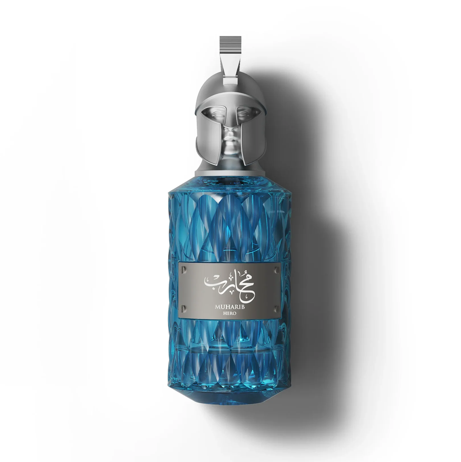 Flacone di profumo da uomo Le Falconé Muharib Hero 85ml con tappo argentato a forma di elmo spartano. Uno scatto dettagliato in studio del flacone Le Falconé Muharib Hero 85ml in vetro blu, che mette in evidenza l'esclusivo e scultoreo tappo argentato a elmo spartano e il design strutturato e cristallino del flacone.