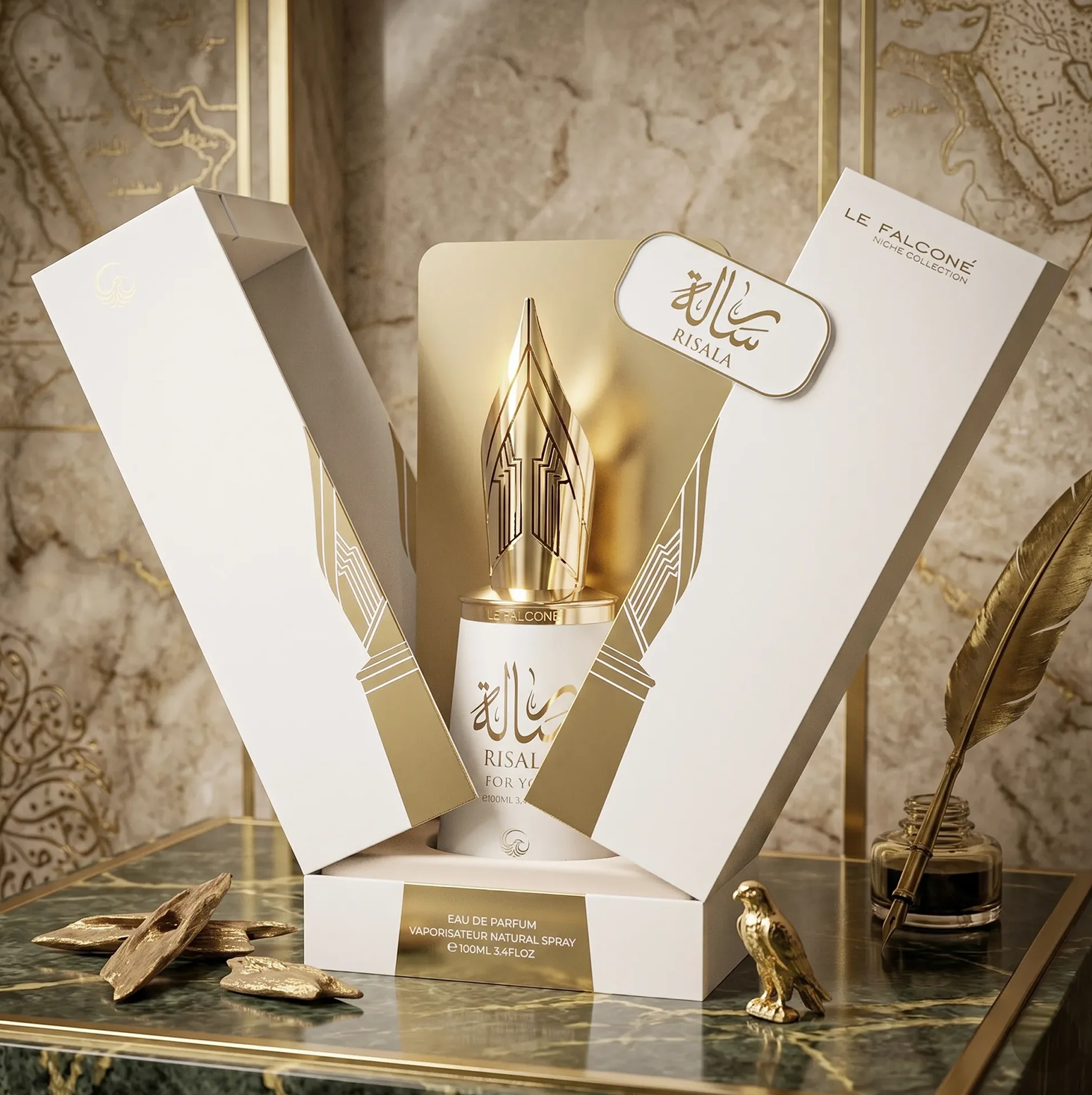 Una lussuosa presentazione del prodotto Risala For You Eau de Parfum, con il flacone da 100 ml in bianco e oro con il caratteristico tappo a penna stilografica, esposto all'interno dell'elegante confezione regalo con penna d'oca e calamaio su una superficie di marmo.