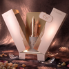 Una lussuosa presentazione del prodotto Risala Forever Eau de Parfum, con il flacone da 100 ml con il suo caratteristico tappo a pennino, esposto all'interno della sua elegante confezione regalo con accenti decorativi.