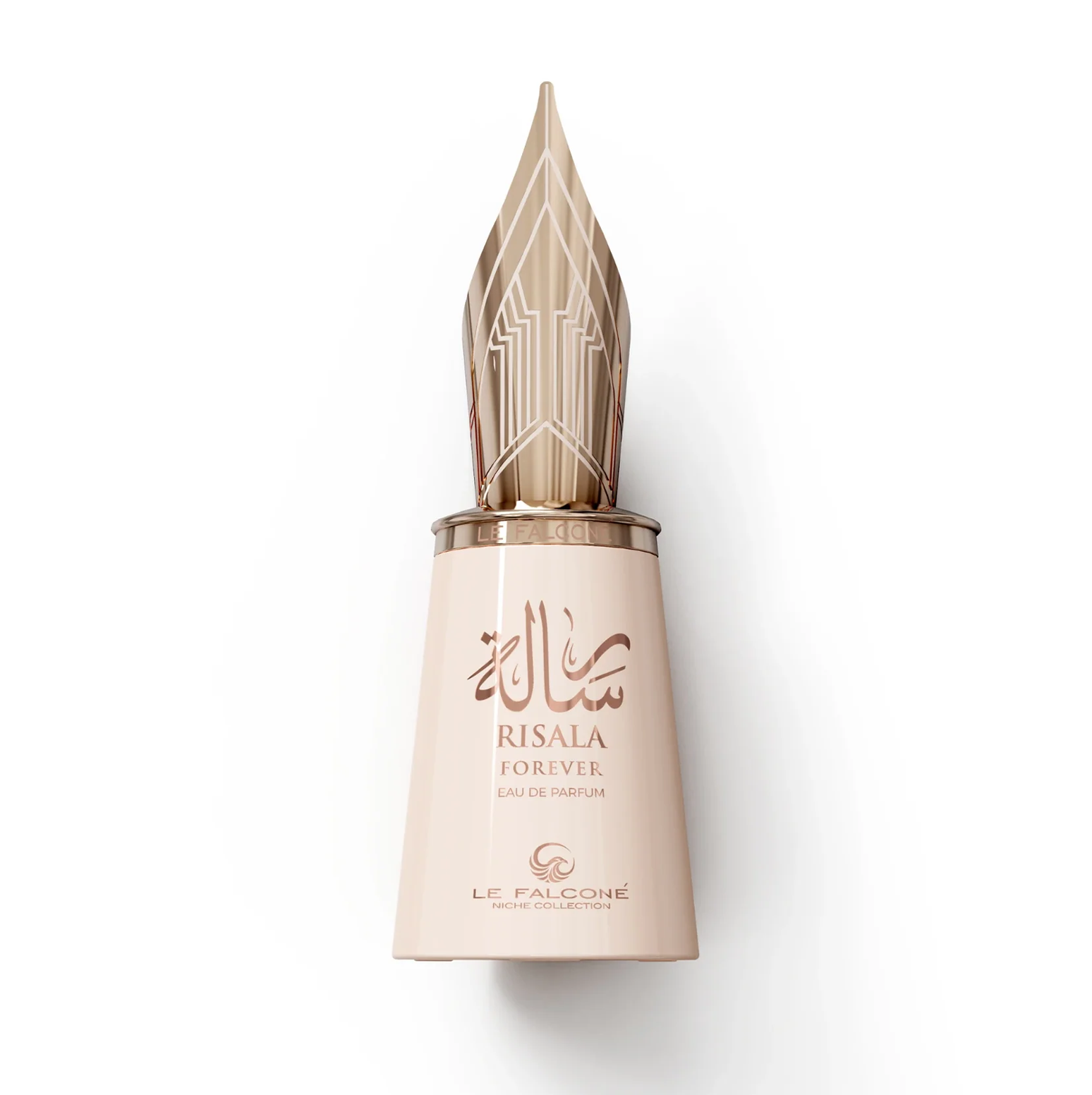 Primo piano del flacone Le Falconé Risala Forever da 100 ml con tappo dorato a penna stilografica. Uno scatto pulito in studio del flacone di profumo Risala Forever da 100 ml, che mette in evidenza il suo corpo elegante e l'intricato e scultoreo tappo dorato con pennino stilografico che definisce questa esclusiva fragranza di nicchia.